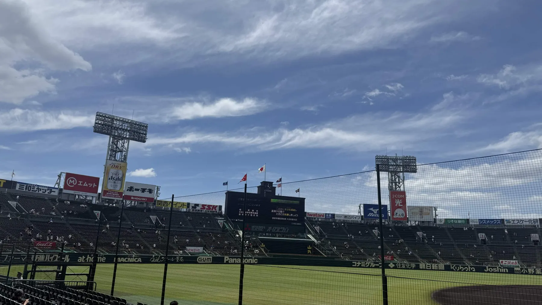 甲子園球場のスタンドとグラウンド